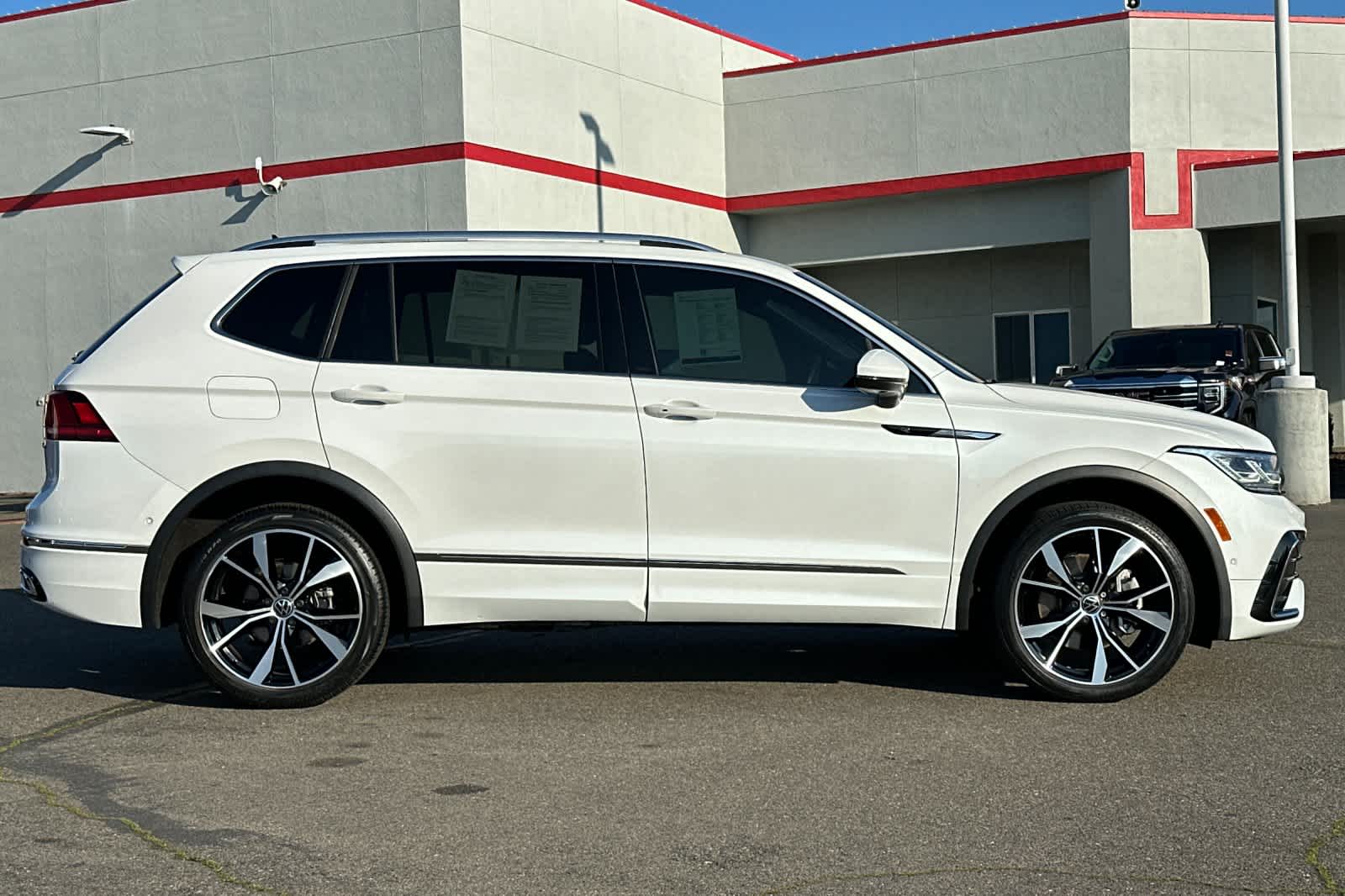 Thumbnail: 2023 Volkswagen Tiguan - 6