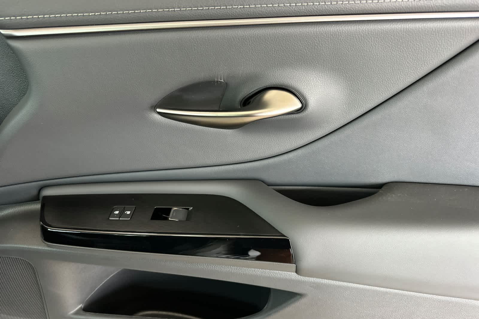 Thumbnail: 2025 Lexus ES - 18