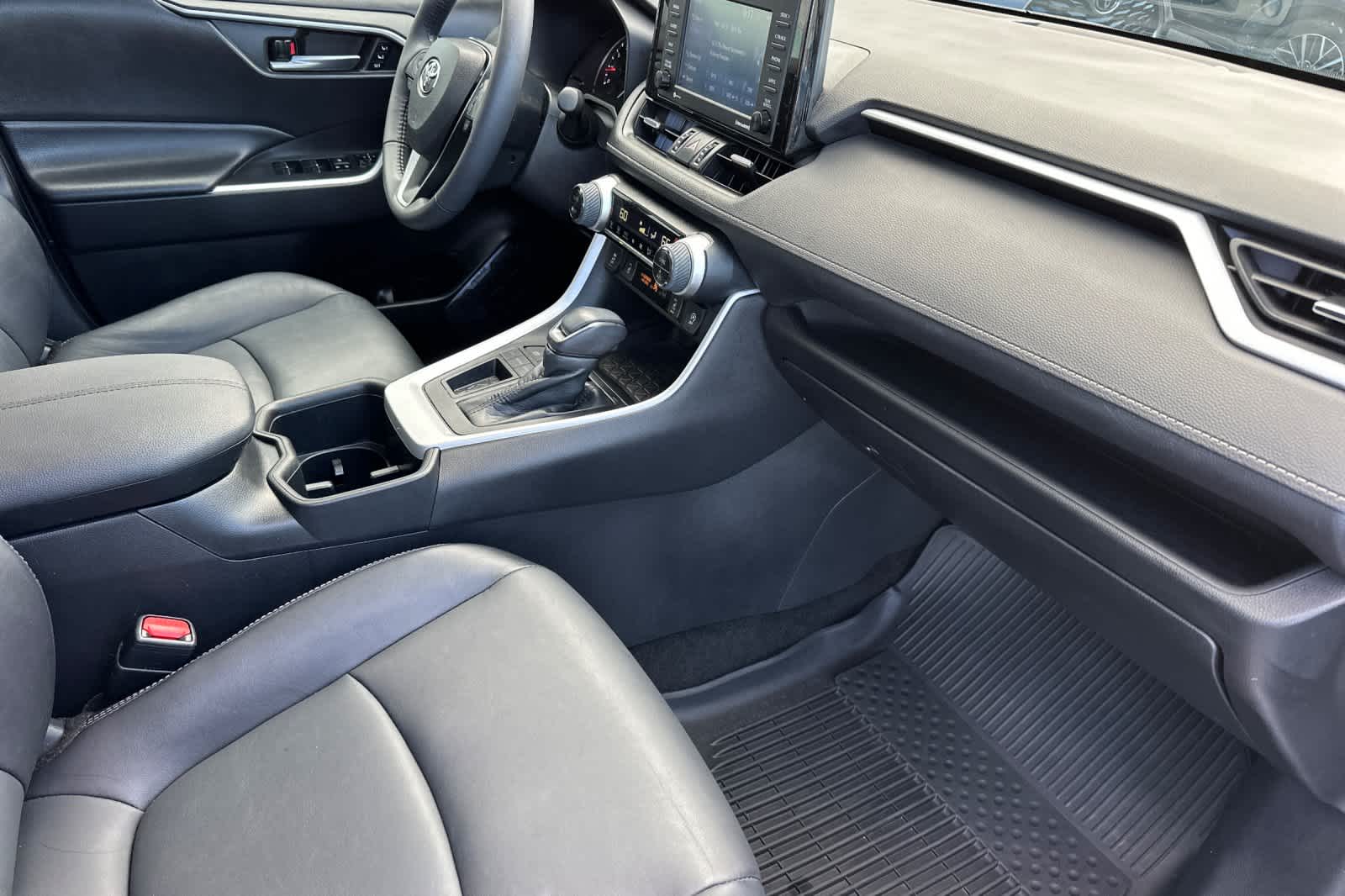 Thumbnail: 2022 Toyota RAV4 - 17