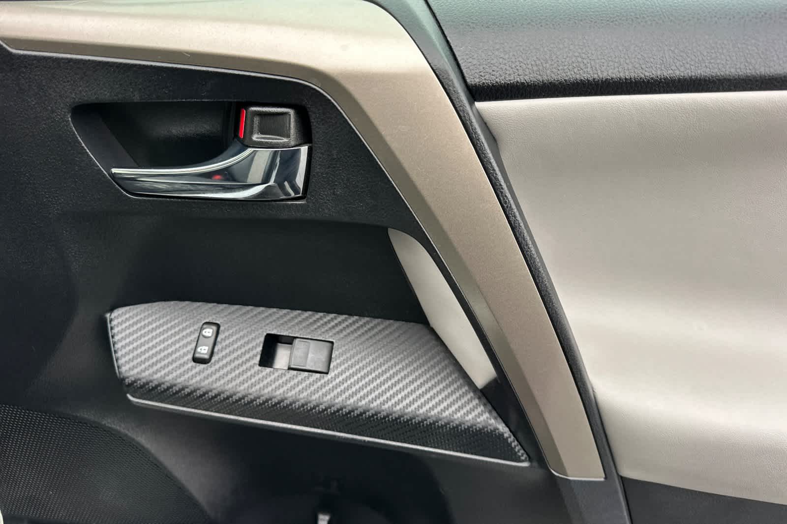 Thumbnail: 2015 Toyota RAV4 - 18