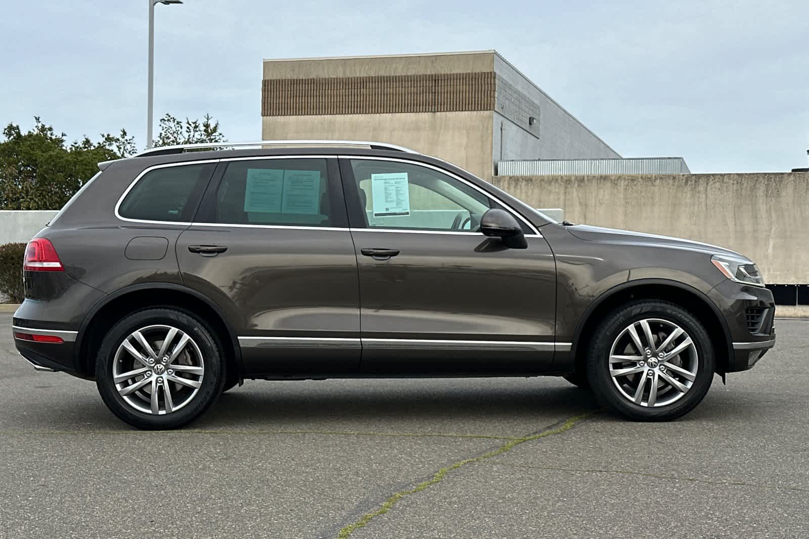 Thumbnail: 2016 Volkswagen Touareg - 6