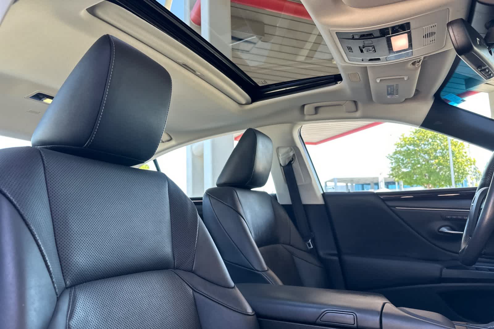 Thumbnail: 2020 Lexus ES - 17