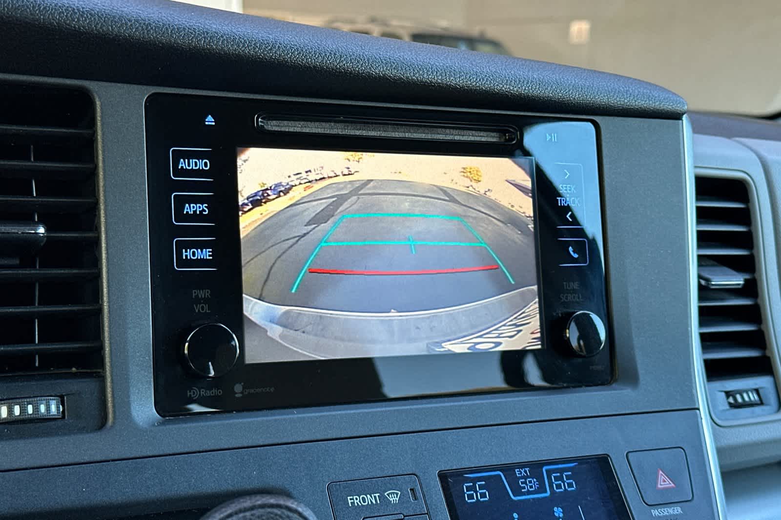 Thumbnail: 2015 Toyota Sienna - 21