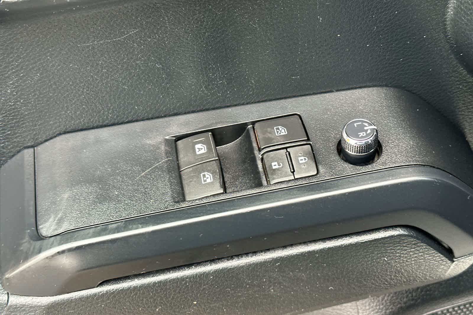 Thumbnail: 2016 Toyota Tacoma - 13