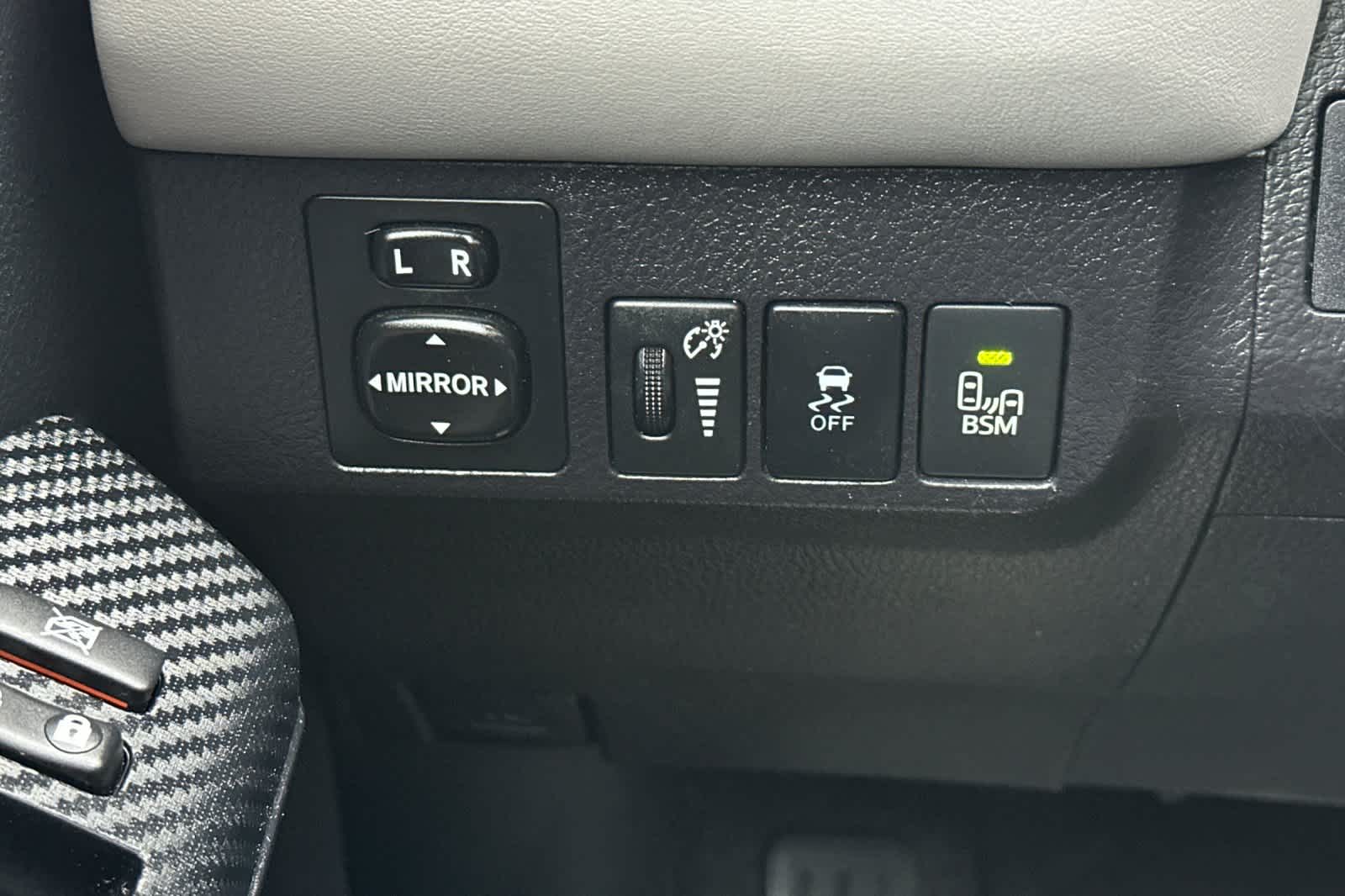 Thumbnail: 2015 Toyota RAV4 - 30