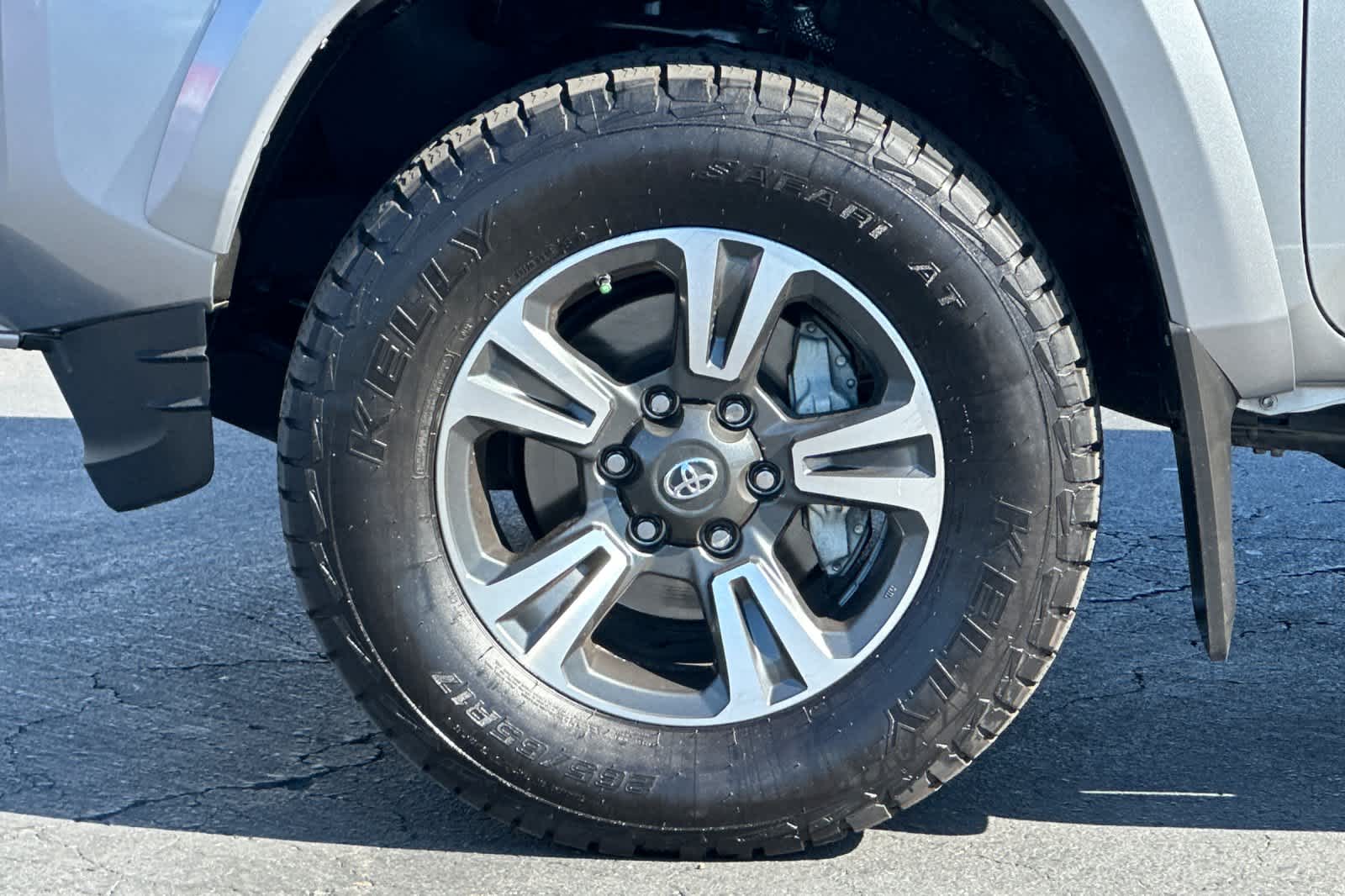 Thumbnail: 2018 Toyota Tacoma - 30
