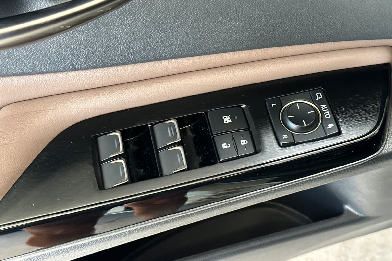 Thumbnail: 2022 Lexus ES - 13