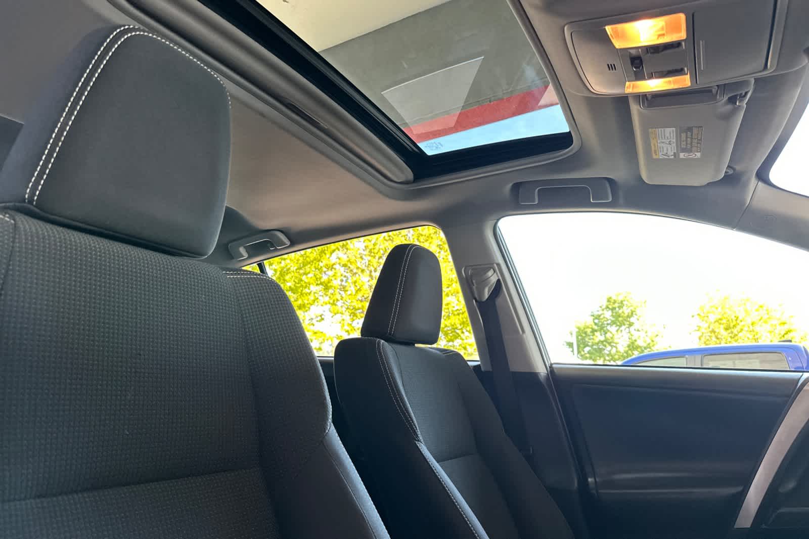 Thumbnail: 2018 Toyota RAV4 - 17