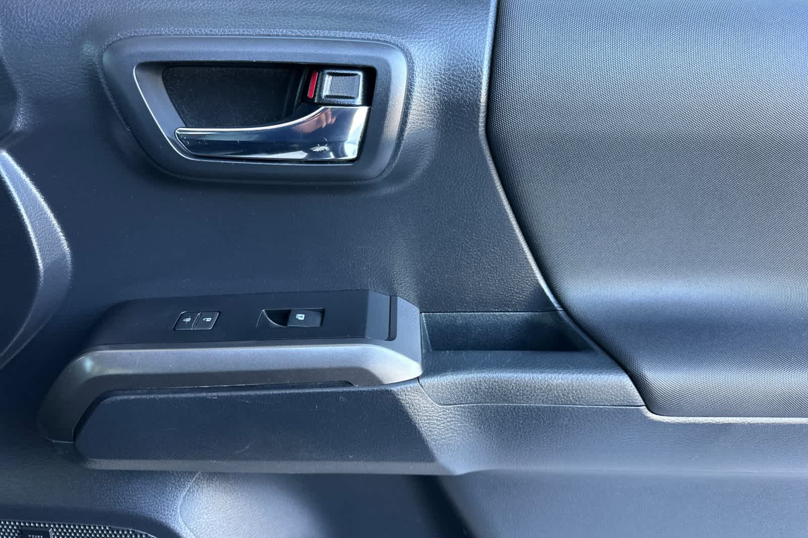 Thumbnail: 2019 Toyota Tacoma - 18