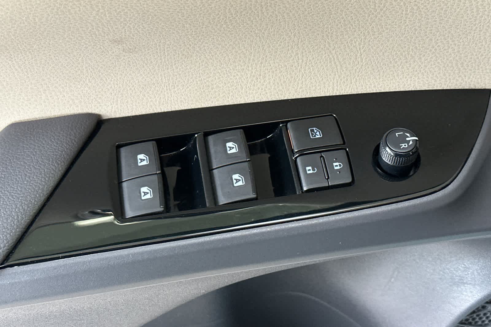 Thumbnail: 2016 Toyota Prius - 13