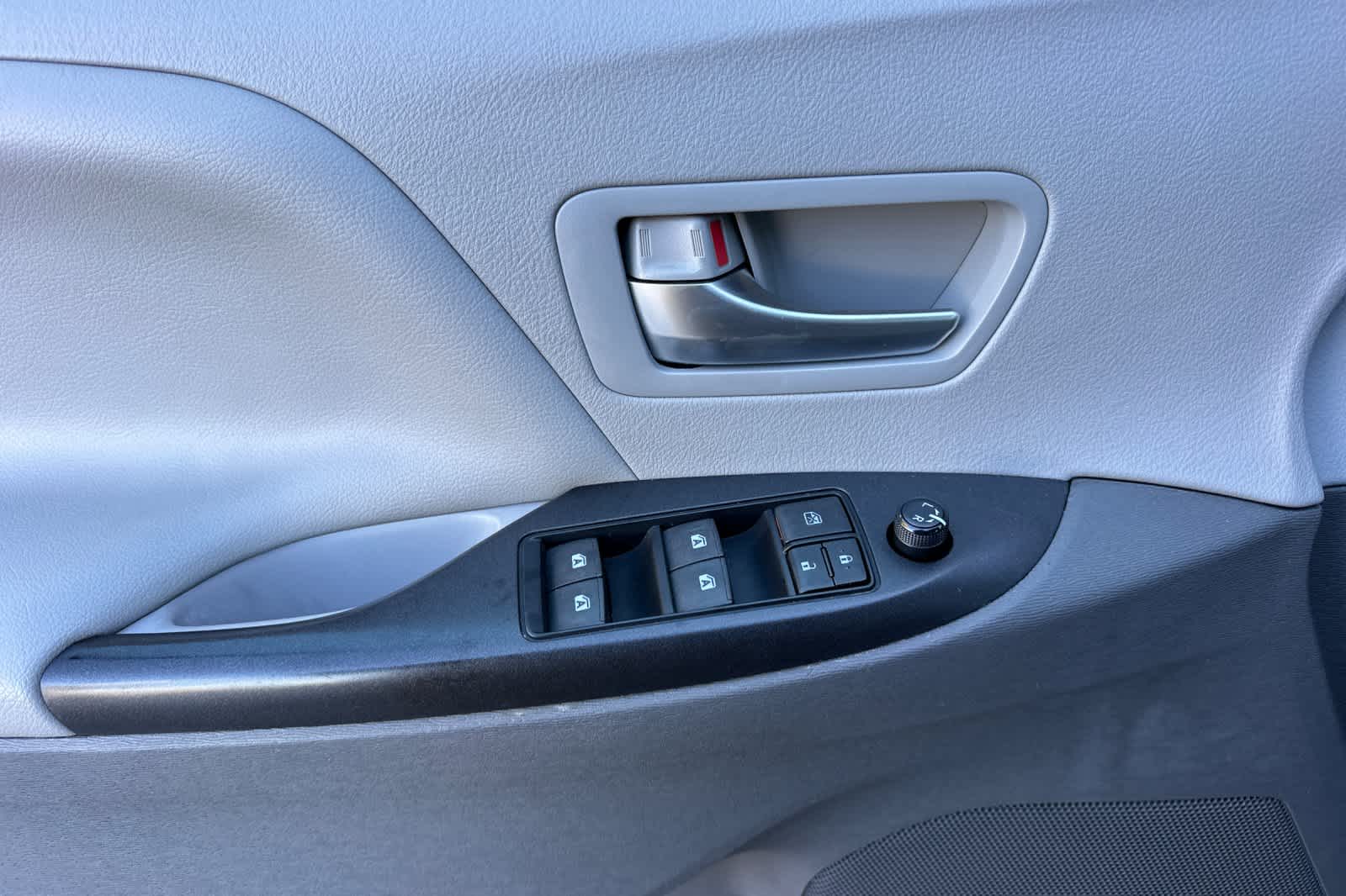 Thumbnail: 2015 Toyota Sienna - 12