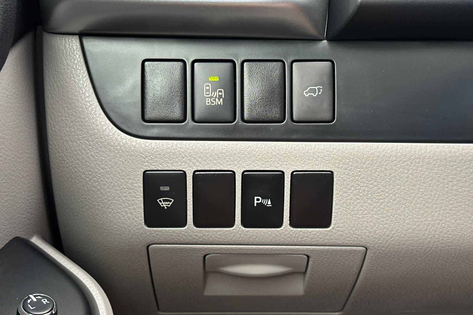 Thumbnail: 2014 Toyota Highlander - 32