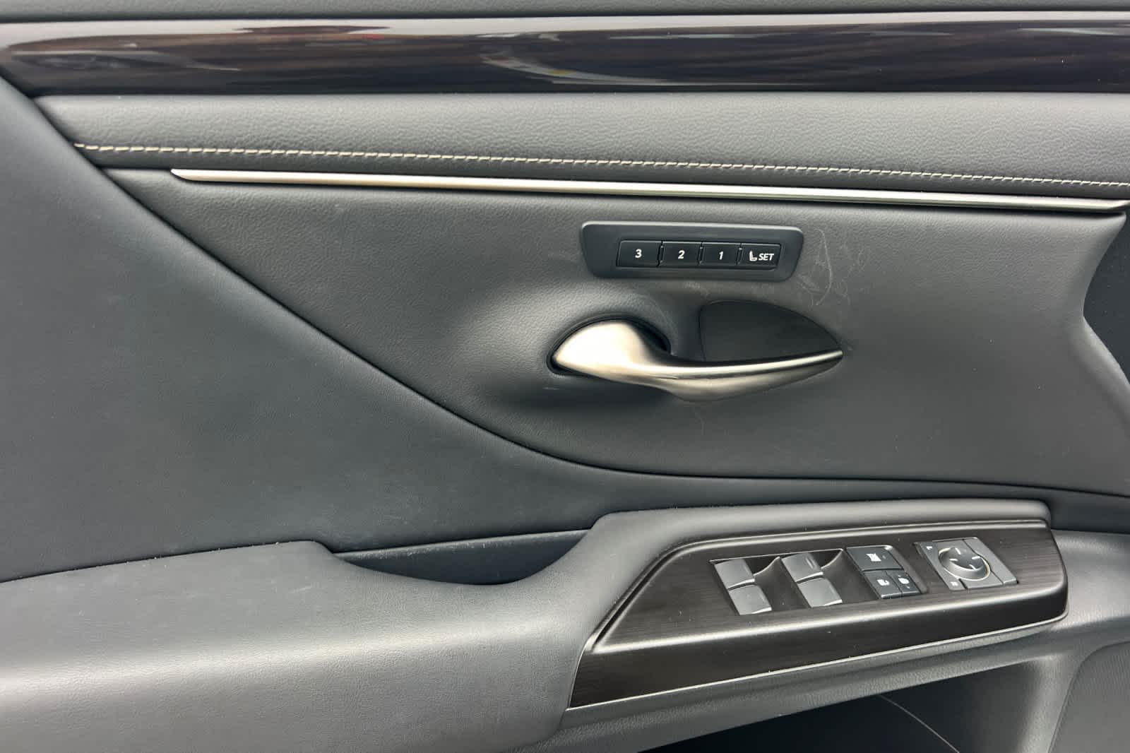 Thumbnail: 2019 Lexus ES - 12