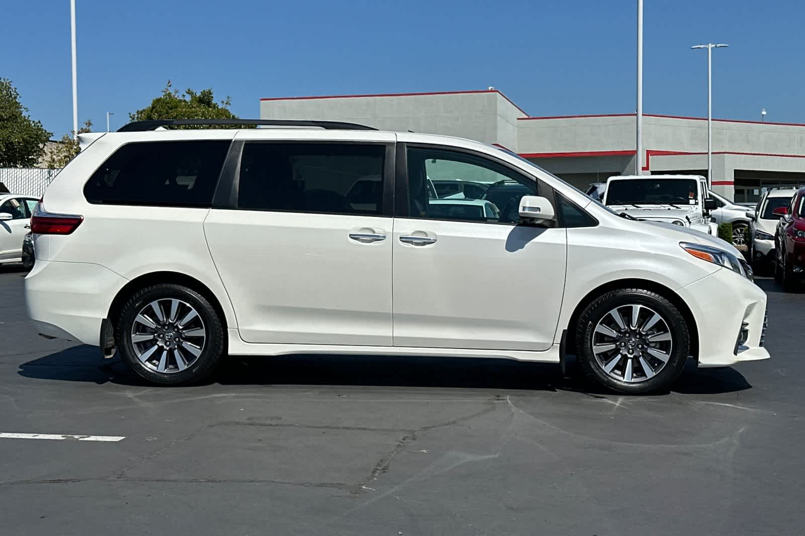 Thumbnail: 2019 Toyota Sienna - 6