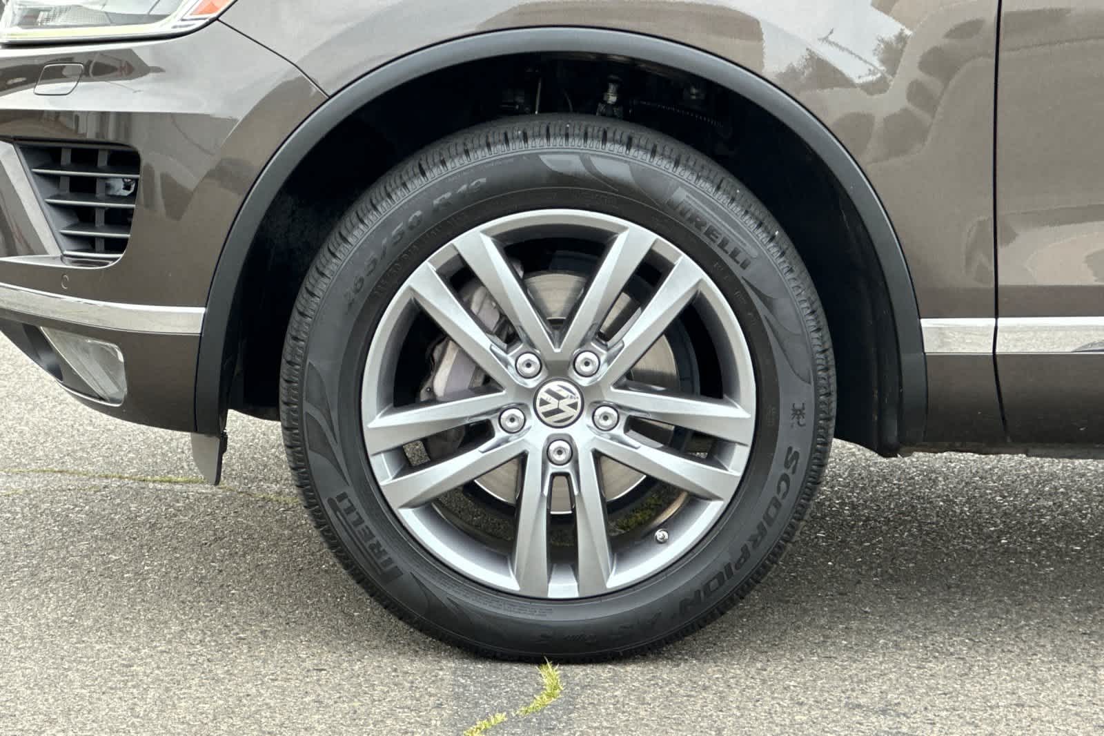 Thumbnail: 2016 Volkswagen Touareg - 32