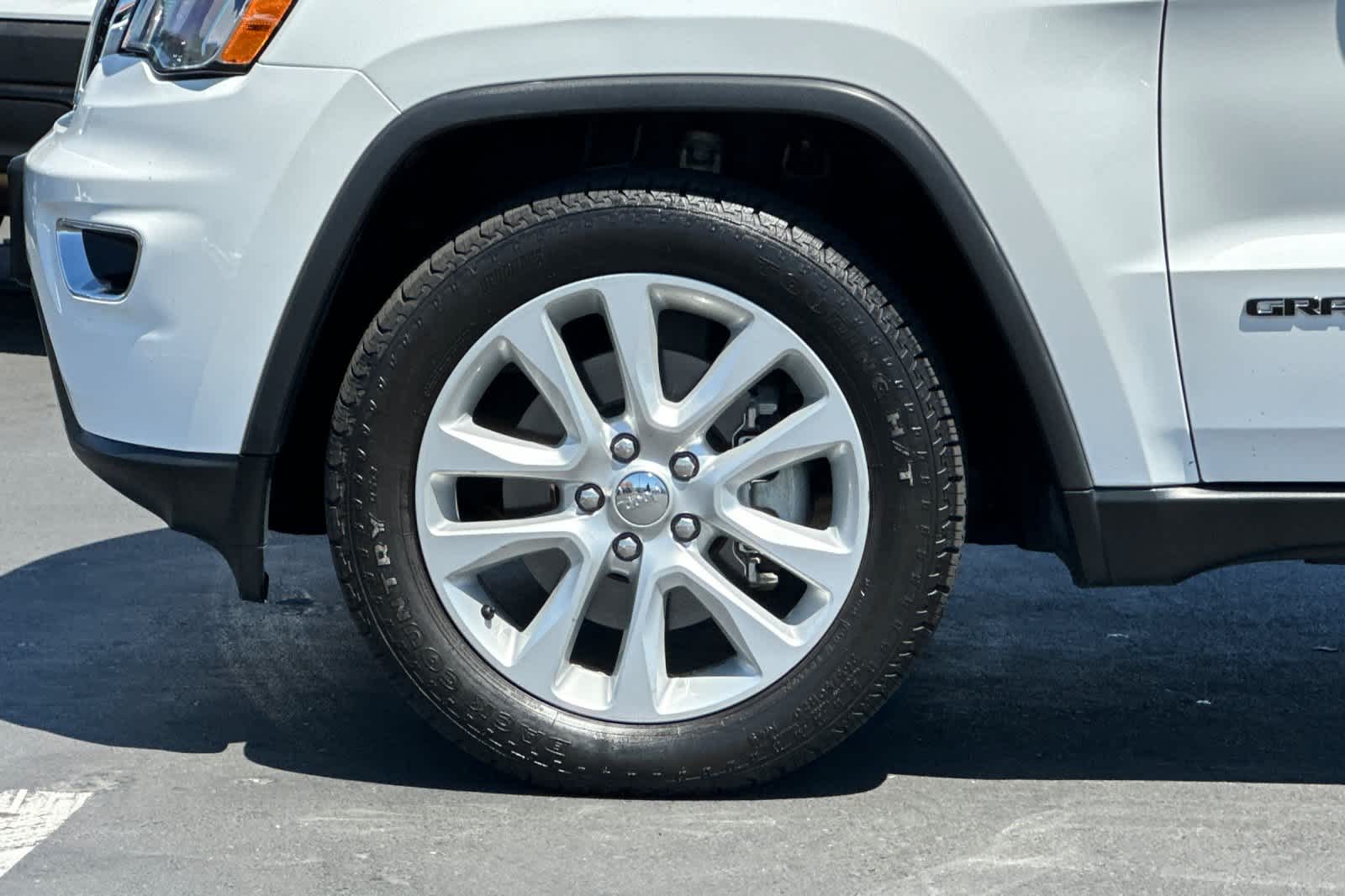 Thumbnail: 2017 Jeep Grand Cherokee - 32