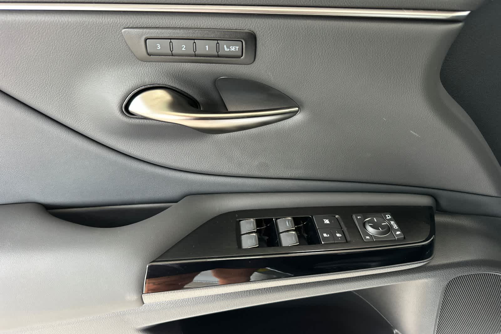 Thumbnail: 2025 Lexus ES - 12