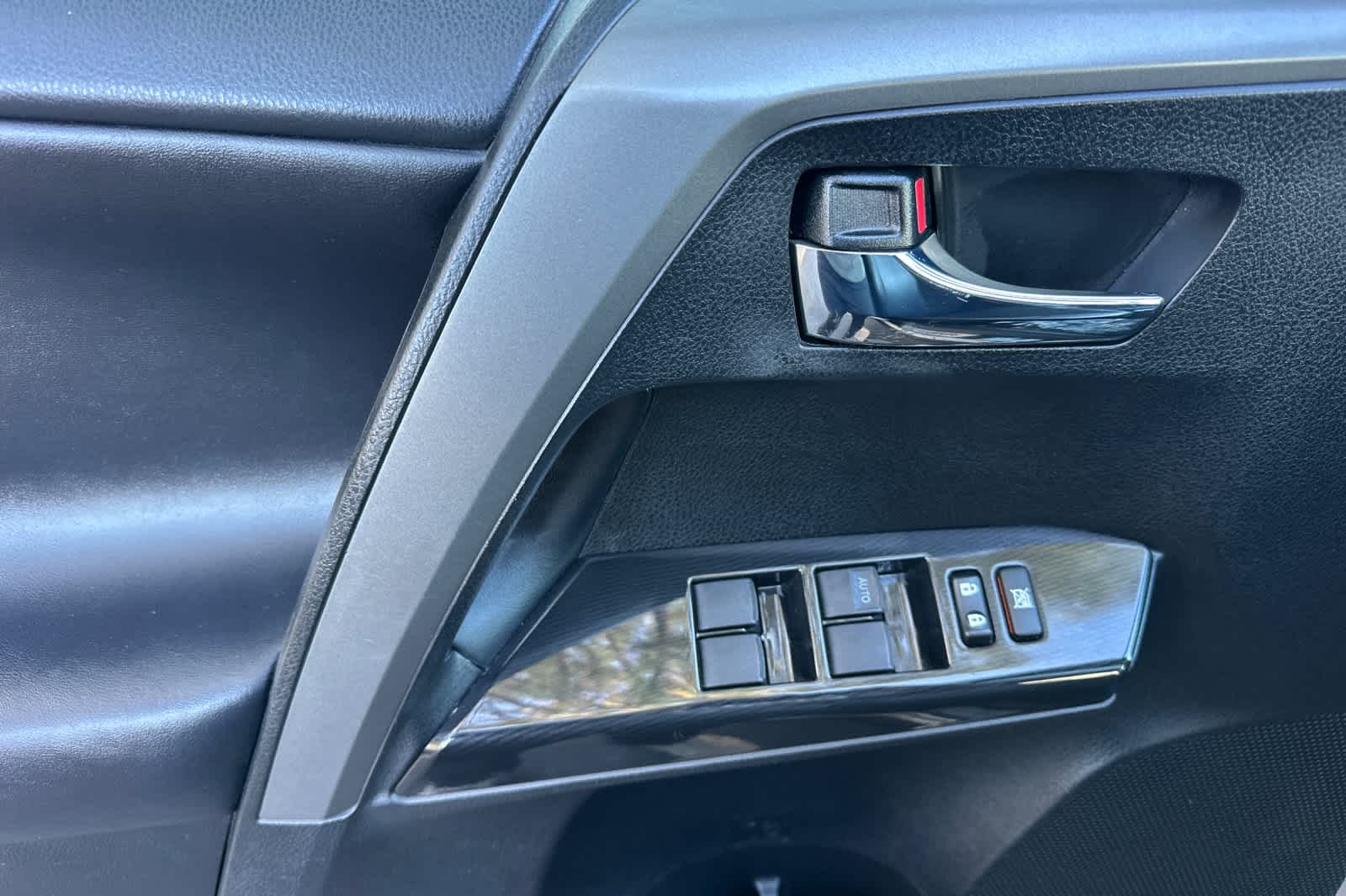 Thumbnail: 2016 Toyota RAV4 - 12