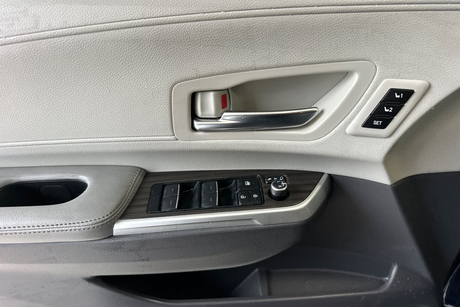 Thumbnail: 2022 Toyota Sienna - 12