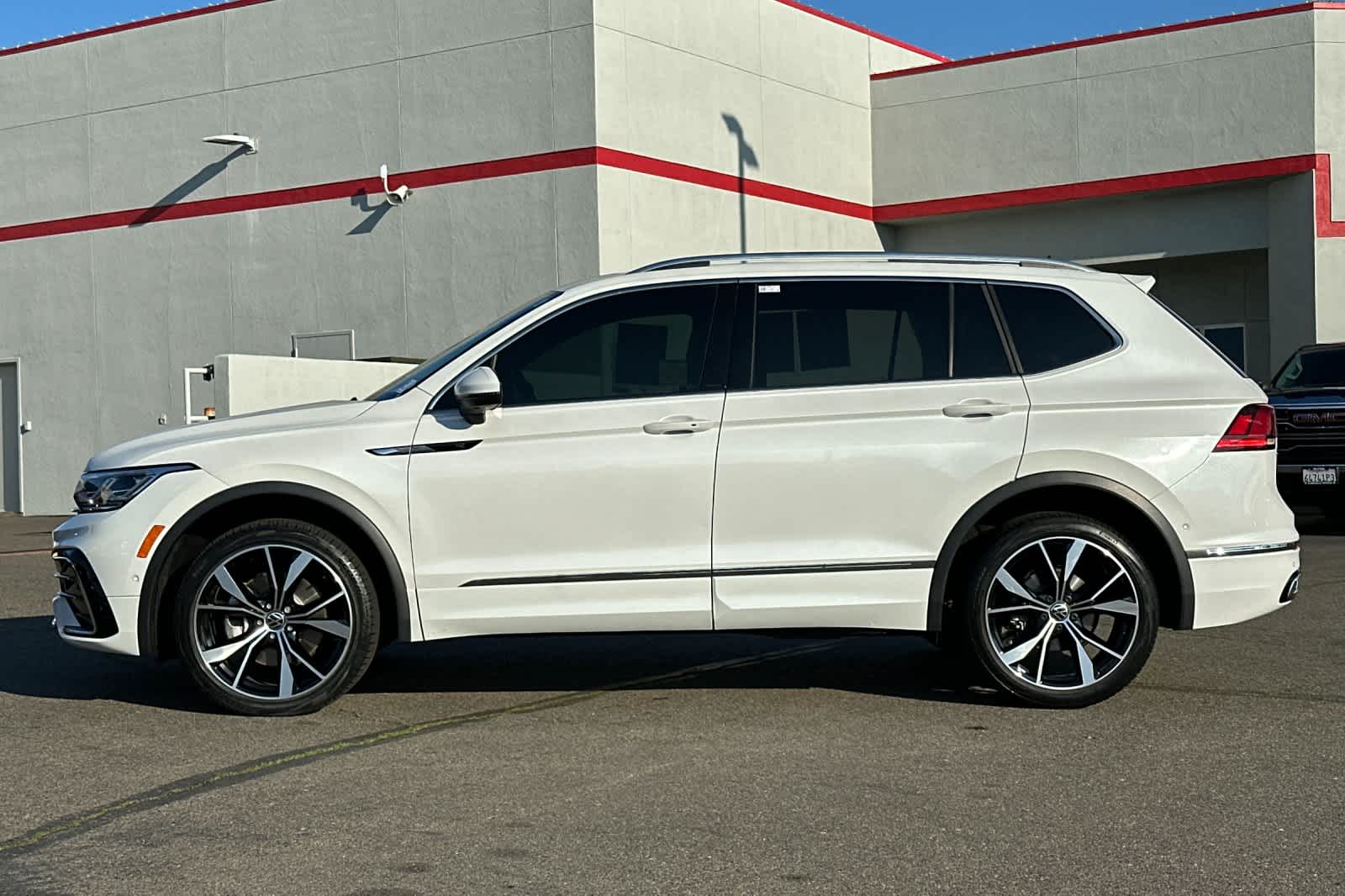 Thumbnail: 2023 Volkswagen Tiguan - 9
