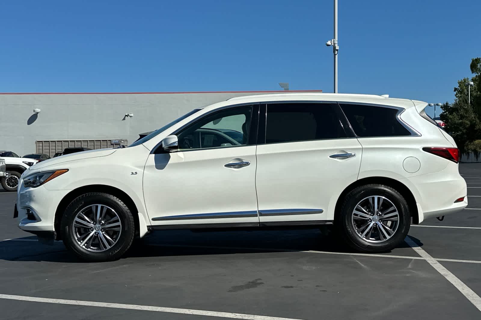 Thumbnail: 2016 INFINITI QX60 - 9