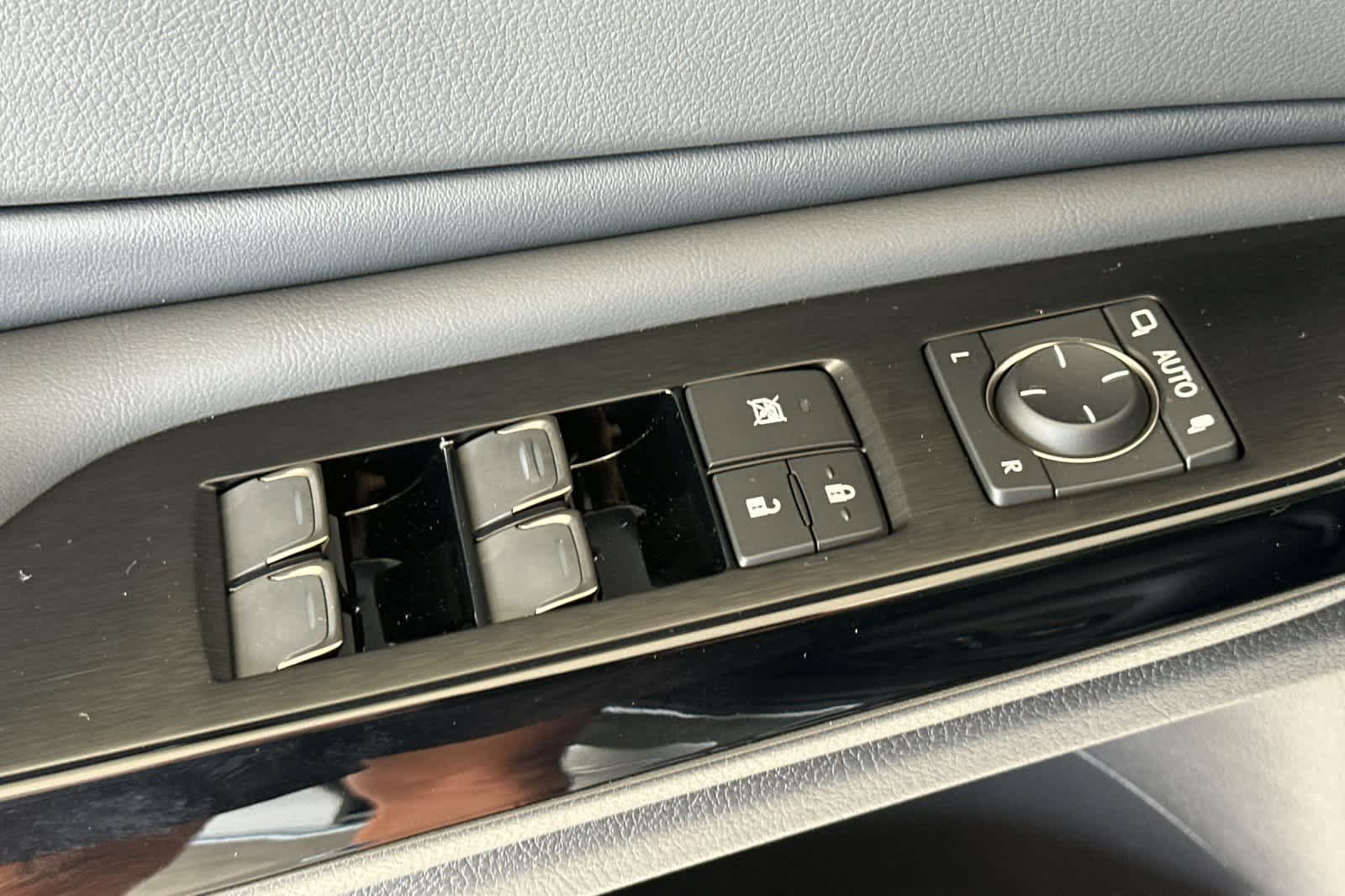 Thumbnail: 2025 Lexus ES - 13