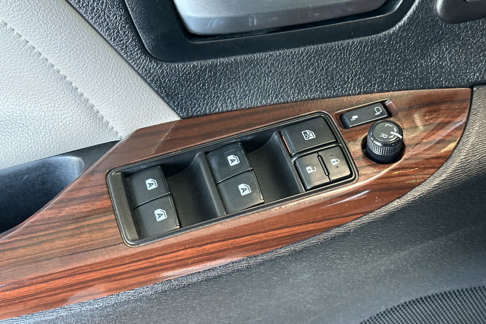 Thumbnail: 2019 Toyota Sienna - 13