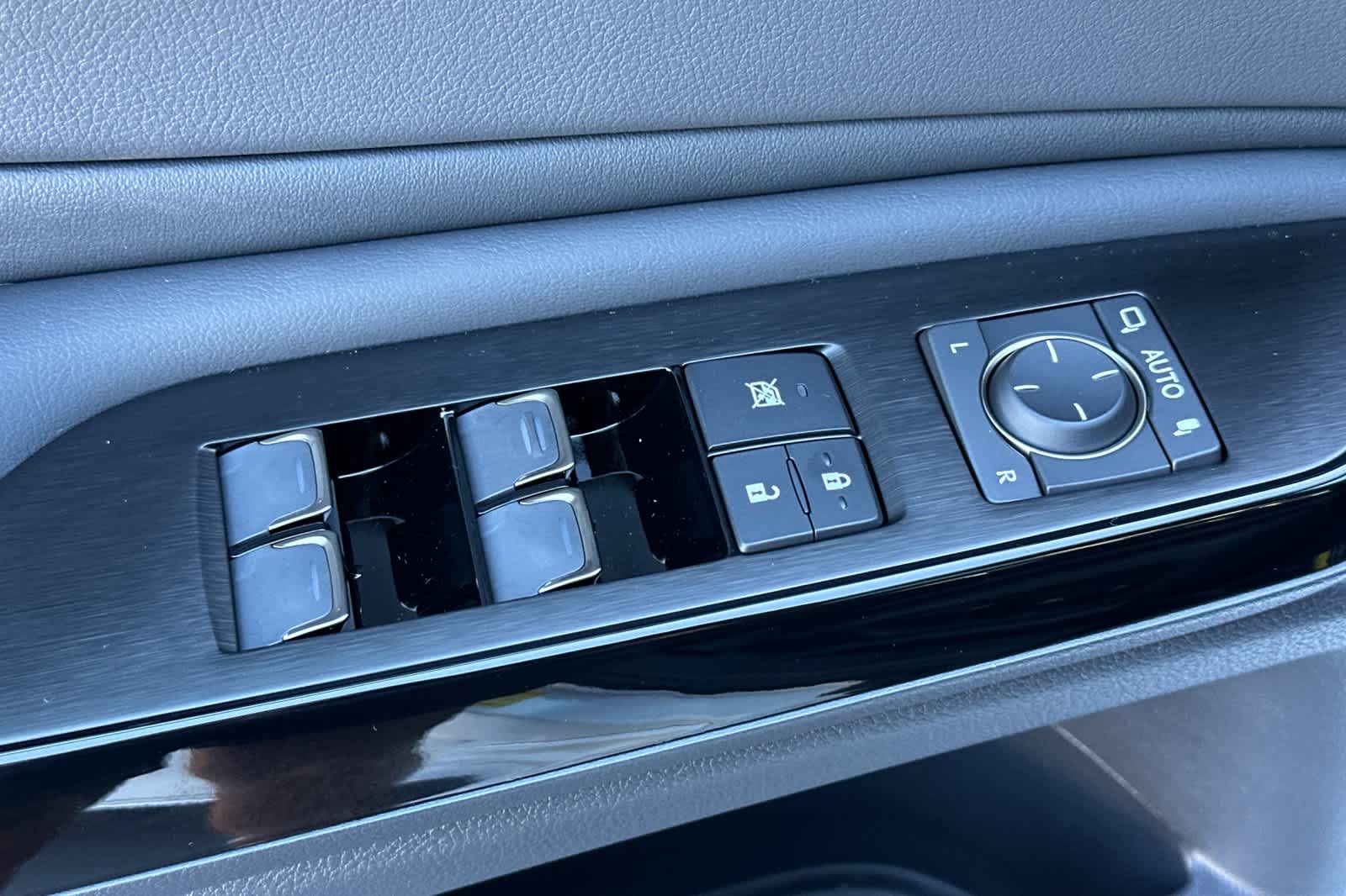 Thumbnail: 2025 Lexus ES - 13