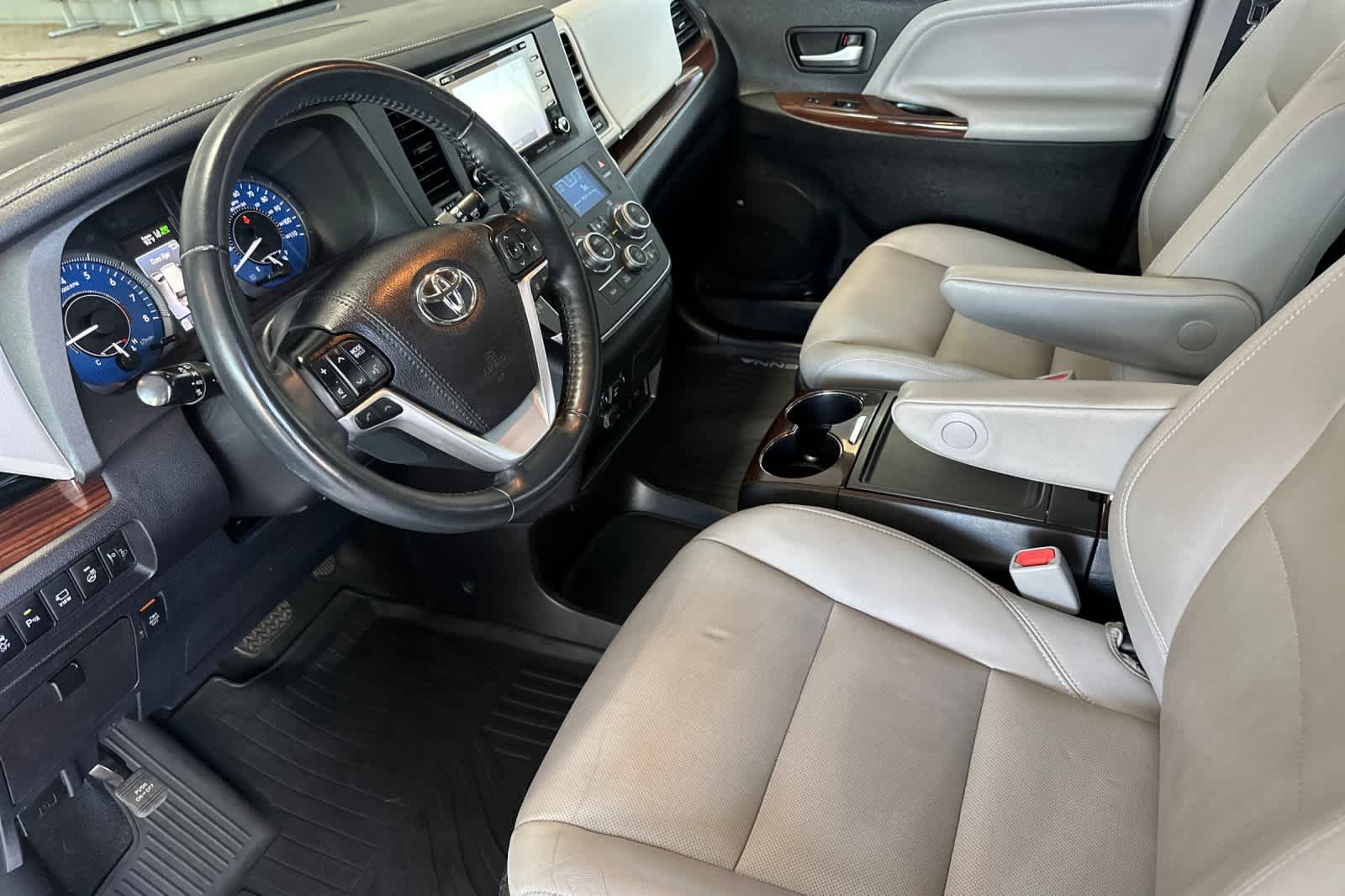 Thumbnail: 2019 Toyota Sienna - 11