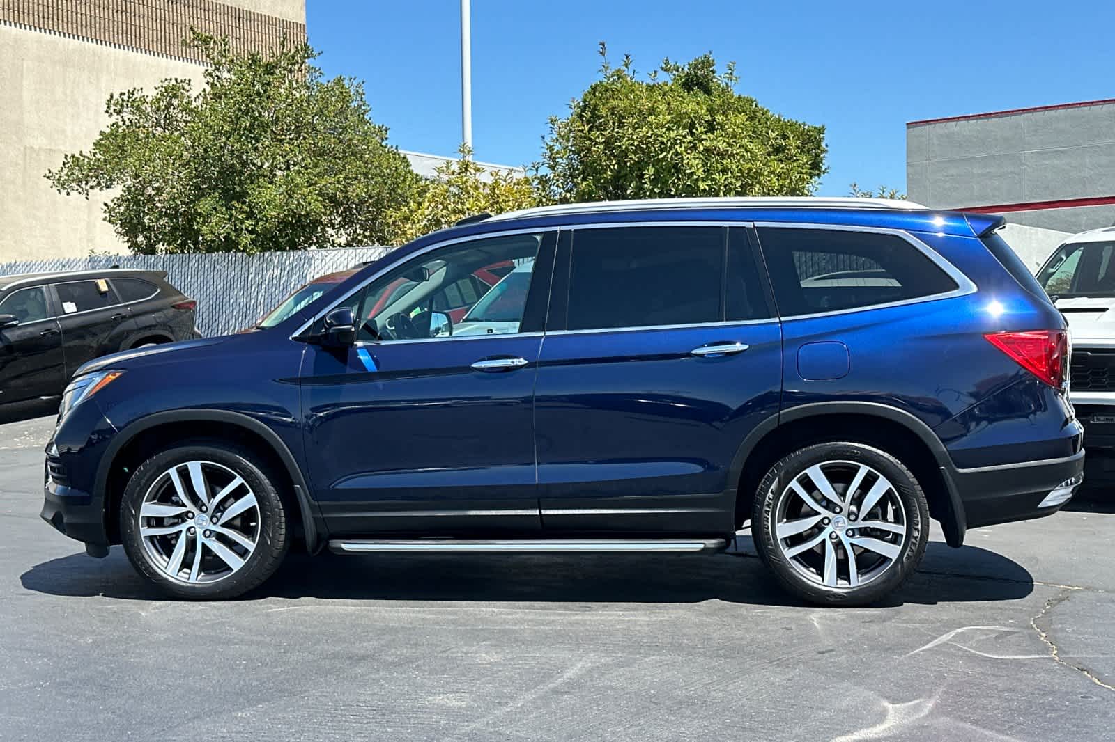 Thumbnail: 2017 Honda Pilot - 9