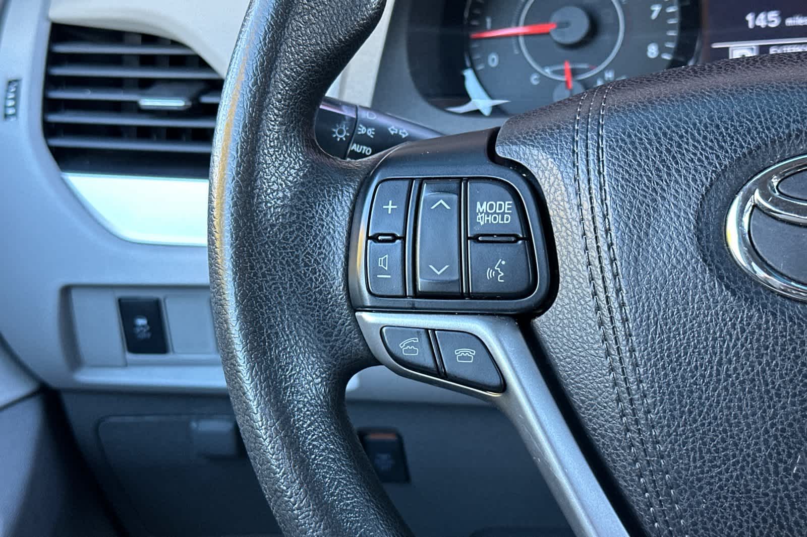 Thumbnail: 2015 Toyota Sienna - 25