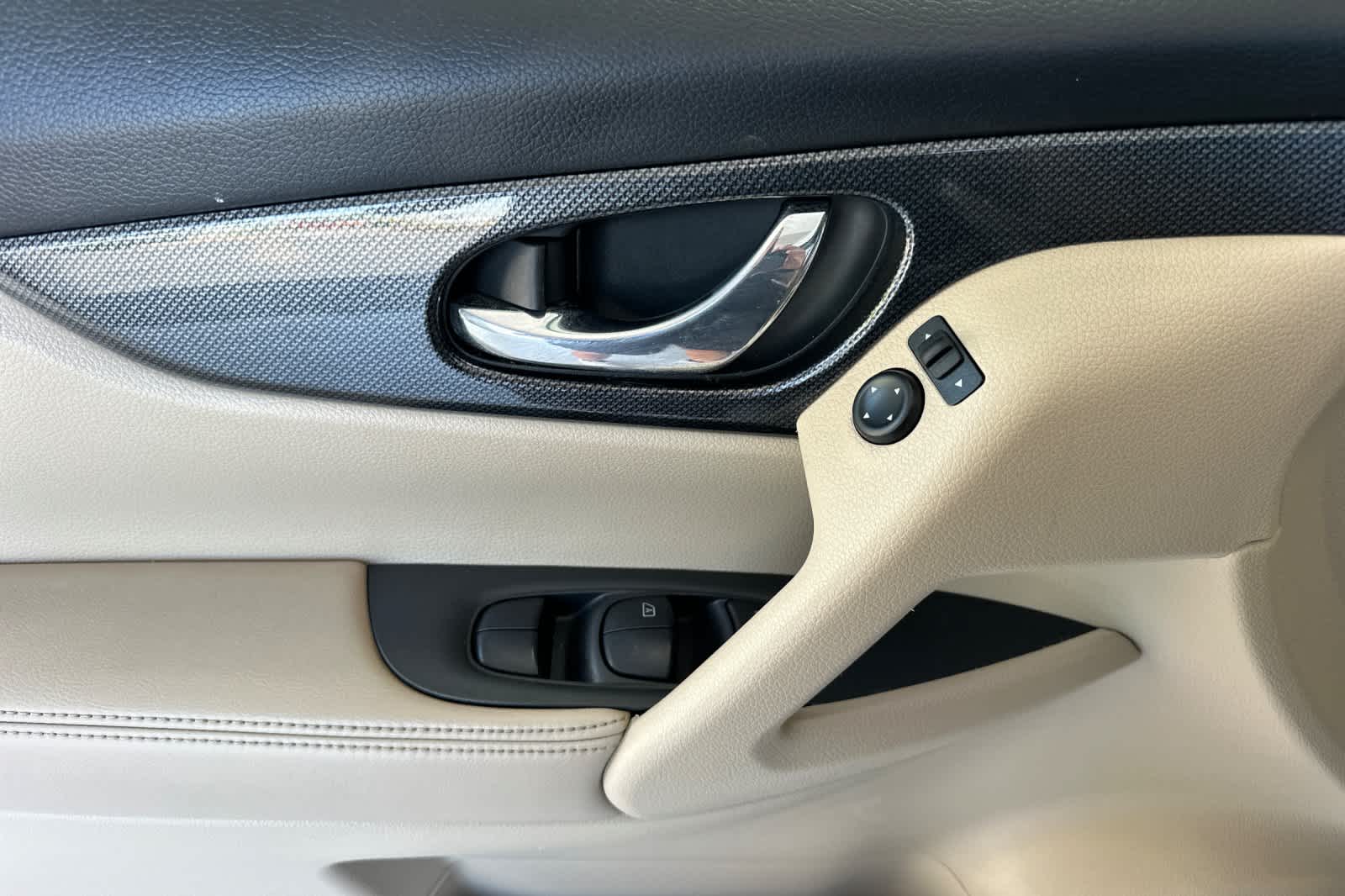 Thumbnail: 2016 Nissan Rogue - 12