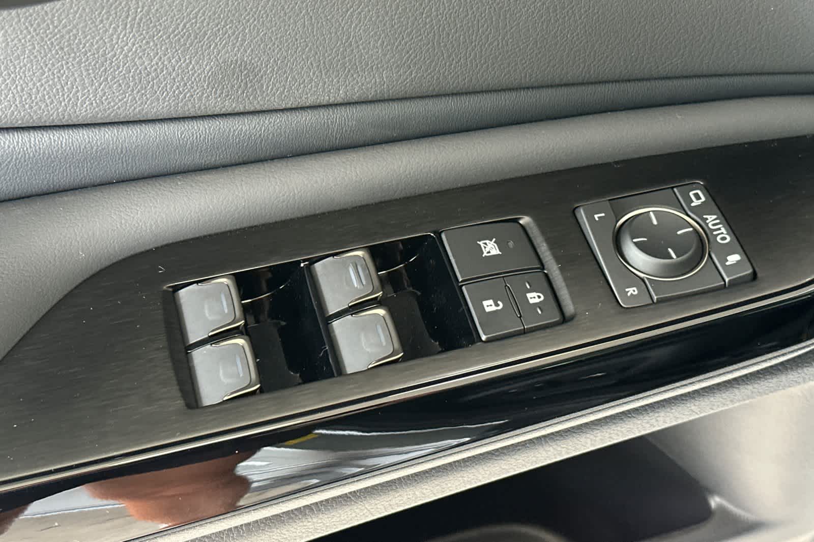 Thumbnail: 2025 Lexus ES - 13