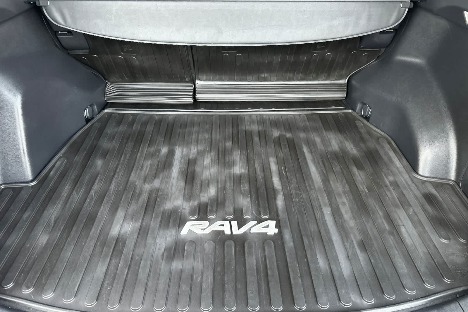 Thumbnail: 2022 Toyota RAV4 - 16