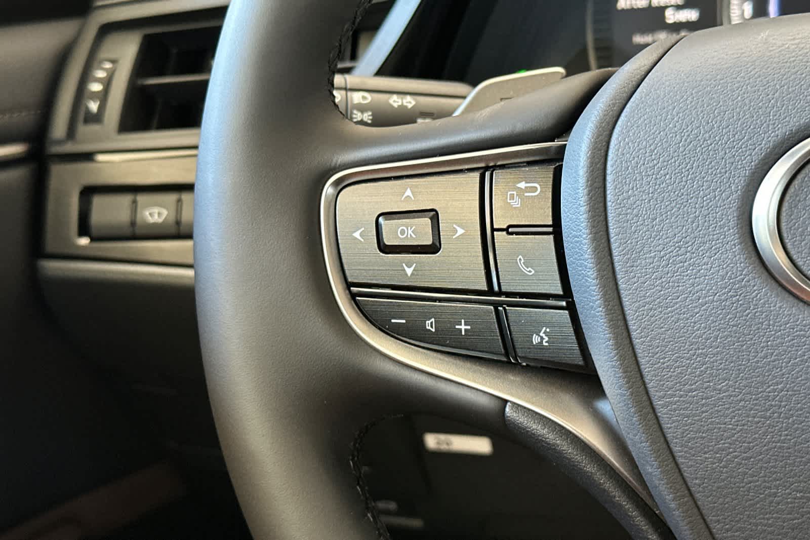 Thumbnail: 2025 Lexus ES - 25