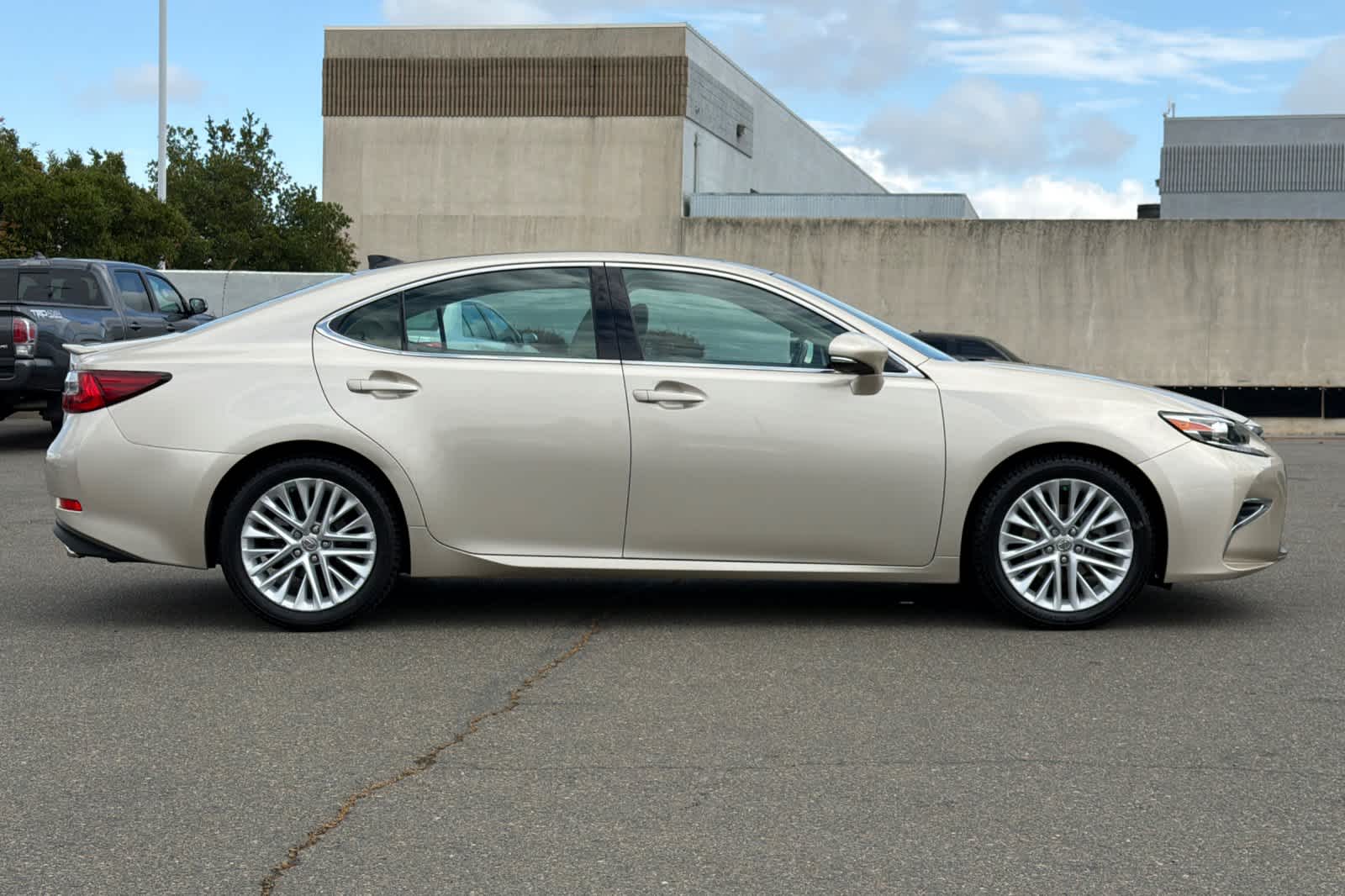 Thumbnail: 2017 Lexus ES - 5