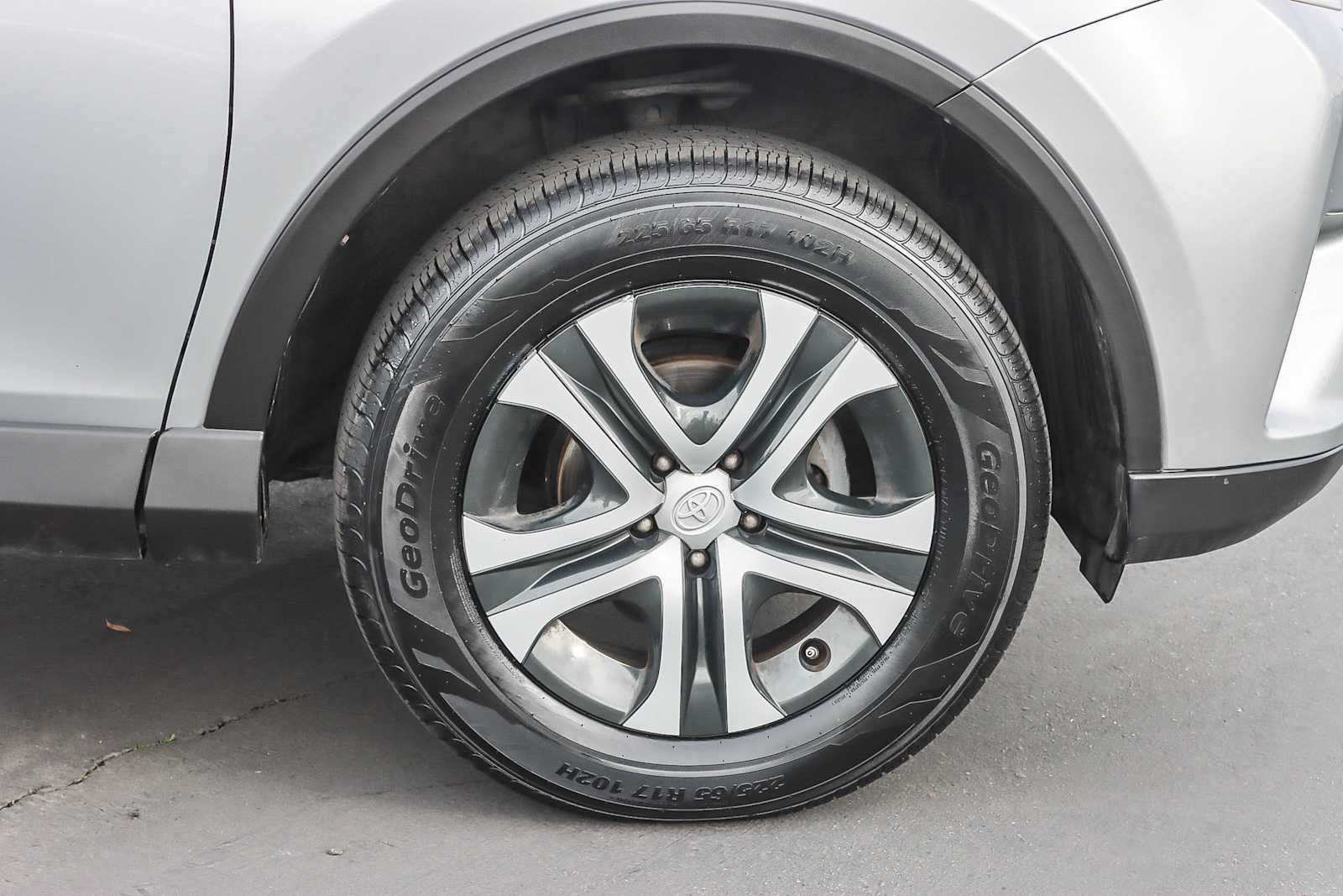 Thumbnail: 2018 Toyota RAV4 - 9