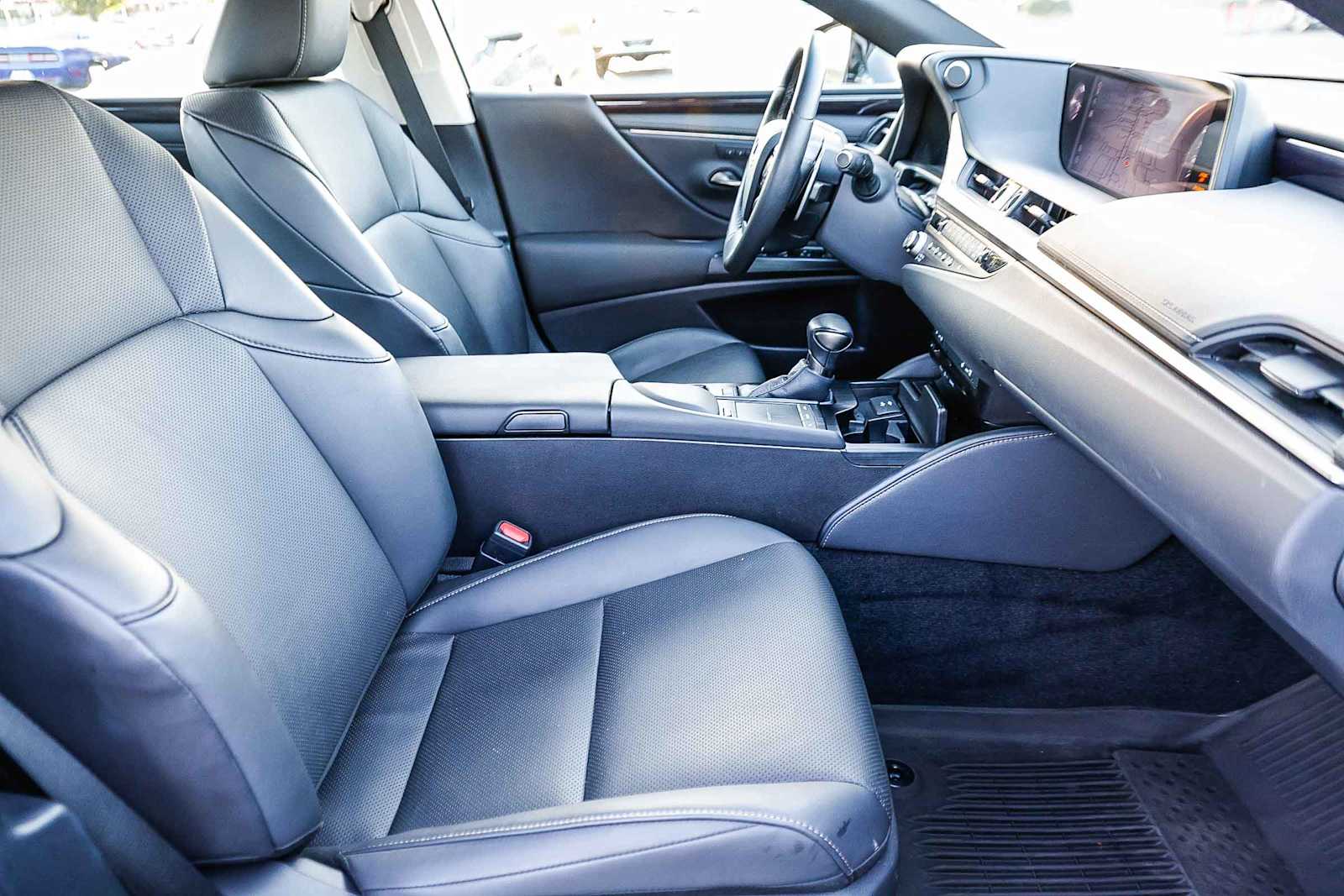 Thumbnail: 2021 Lexus ES - 18