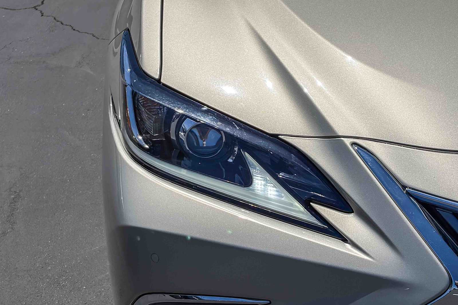 Thumbnail: 2021 Lexus ES - 7