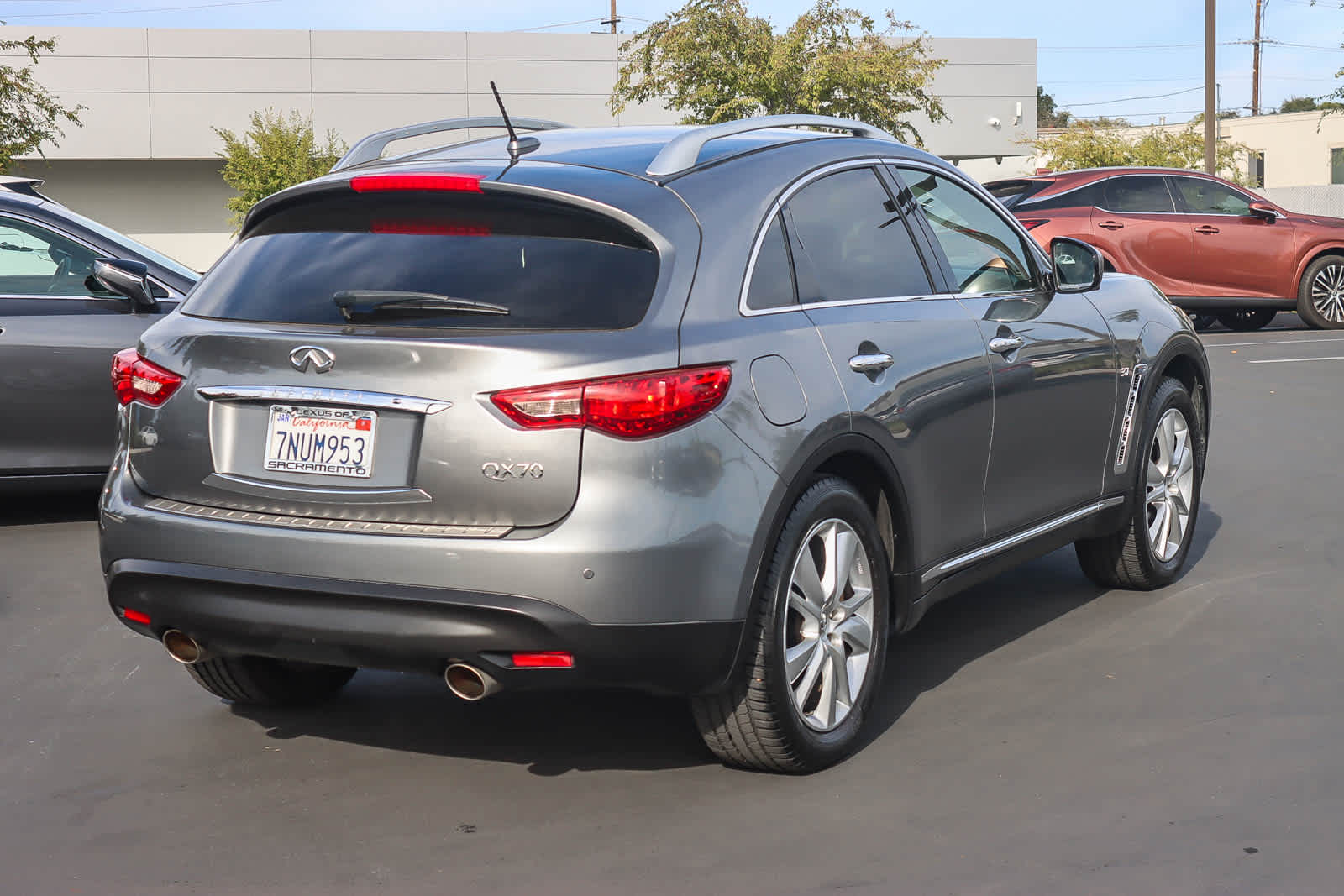 2015 Infiniti QX70 photo 4