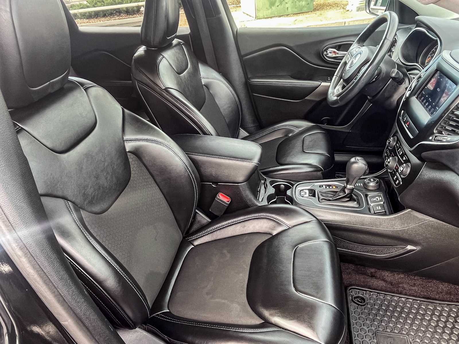 Thumbnail: 2019 Jeep Cherokee - 15