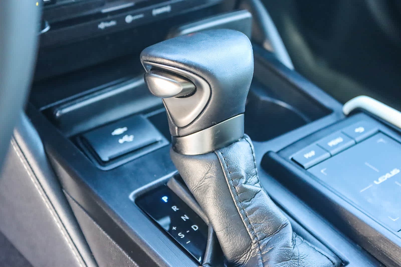 Thumbnail: 2022 Lexus ES - 19