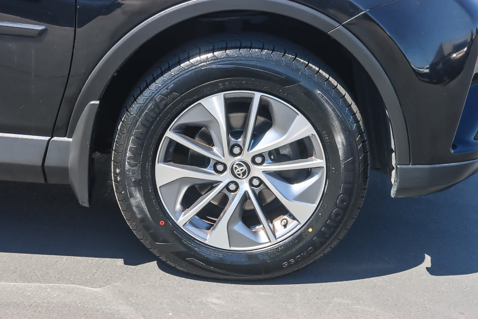 Thumbnail: 2017 Toyota RAV4 - 9