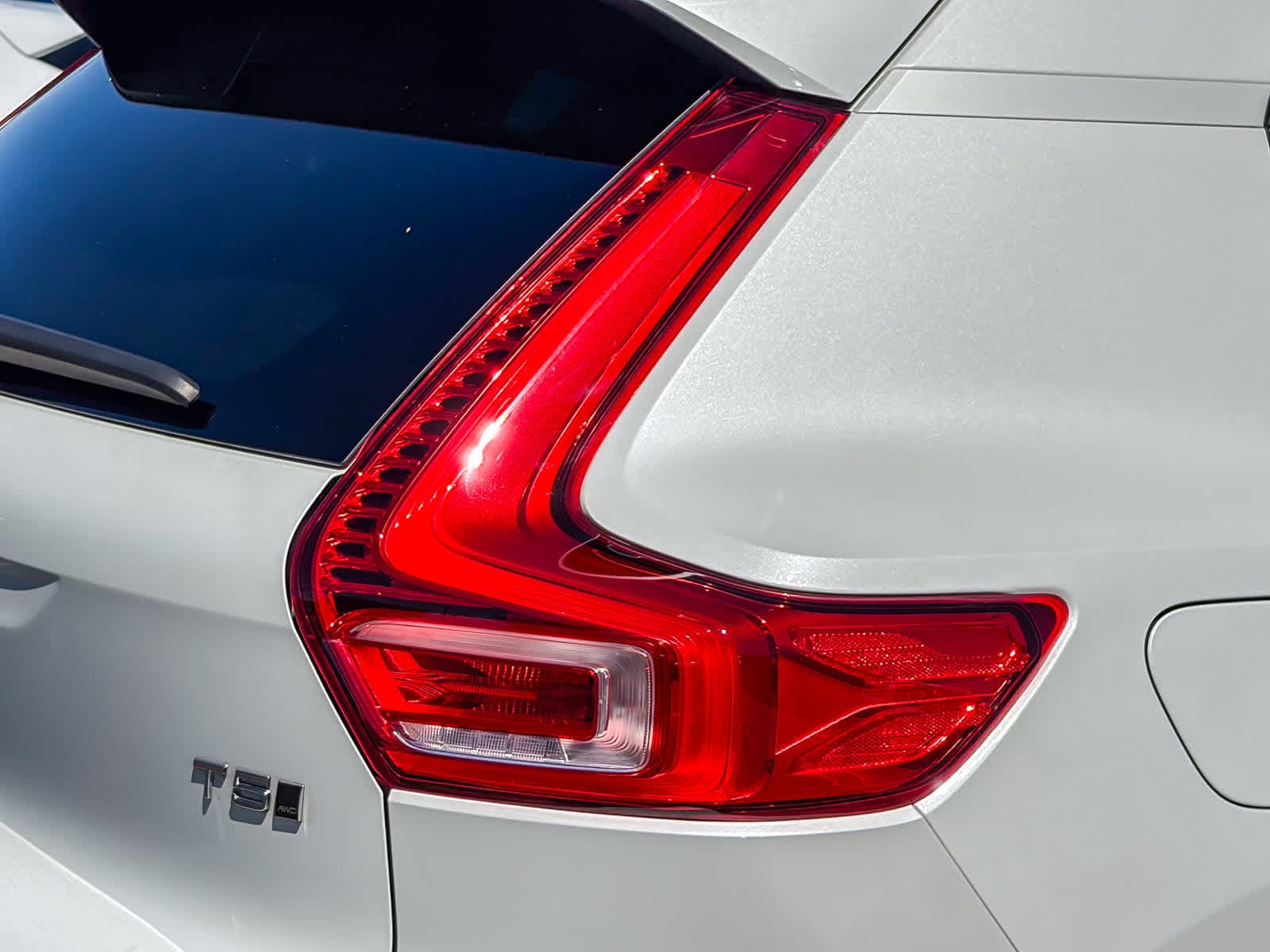 2021 Volvo XC40 T5 Momentum photo 3