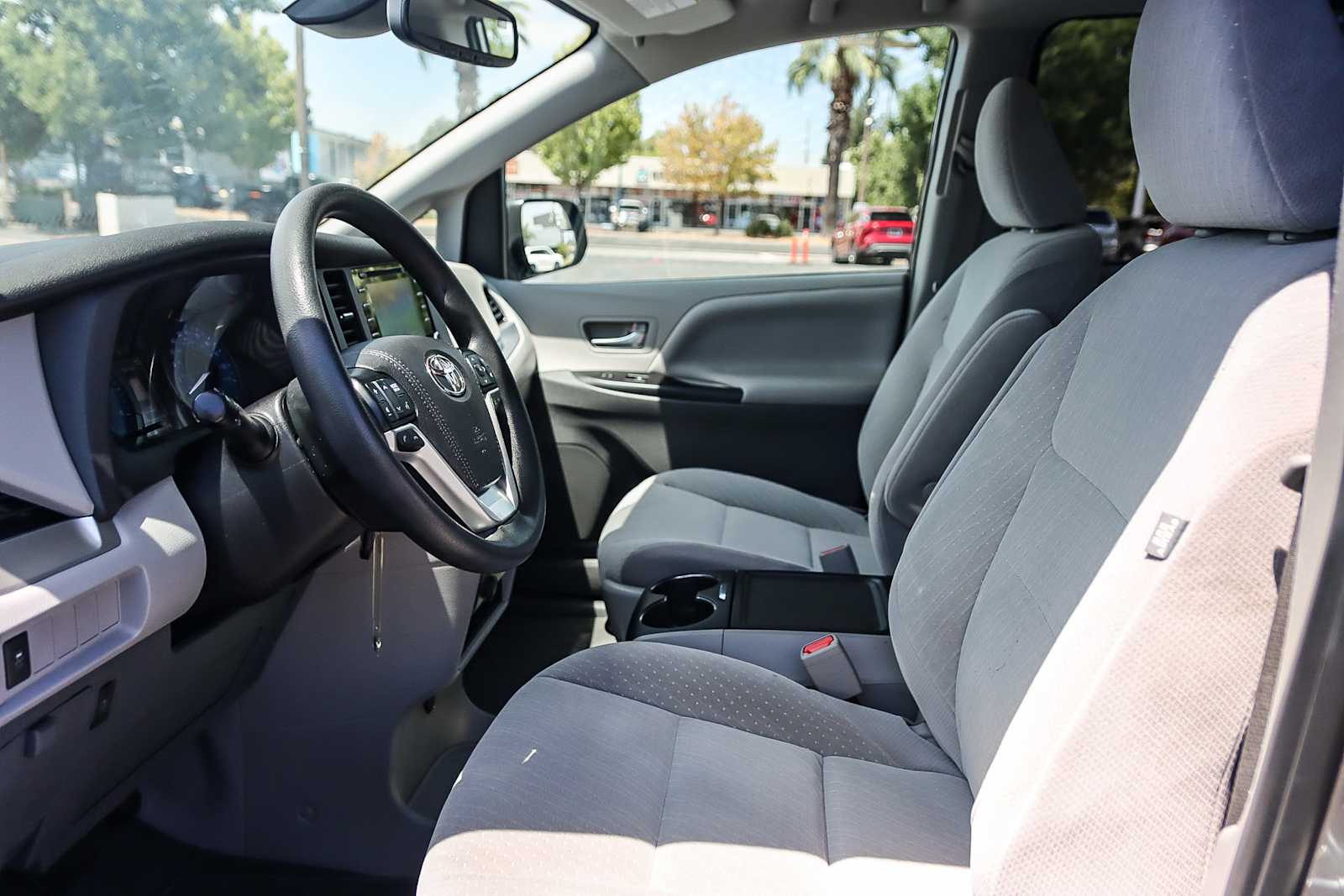 Thumbnail: 2020 Toyota Sienna - 16