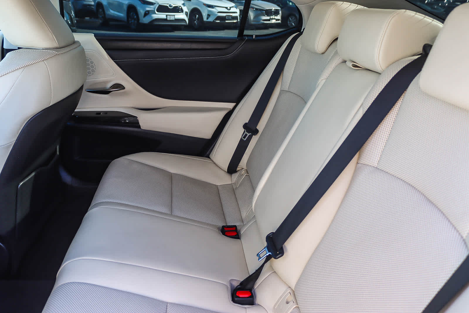 Thumbnail: 2022 Lexus ES - 18