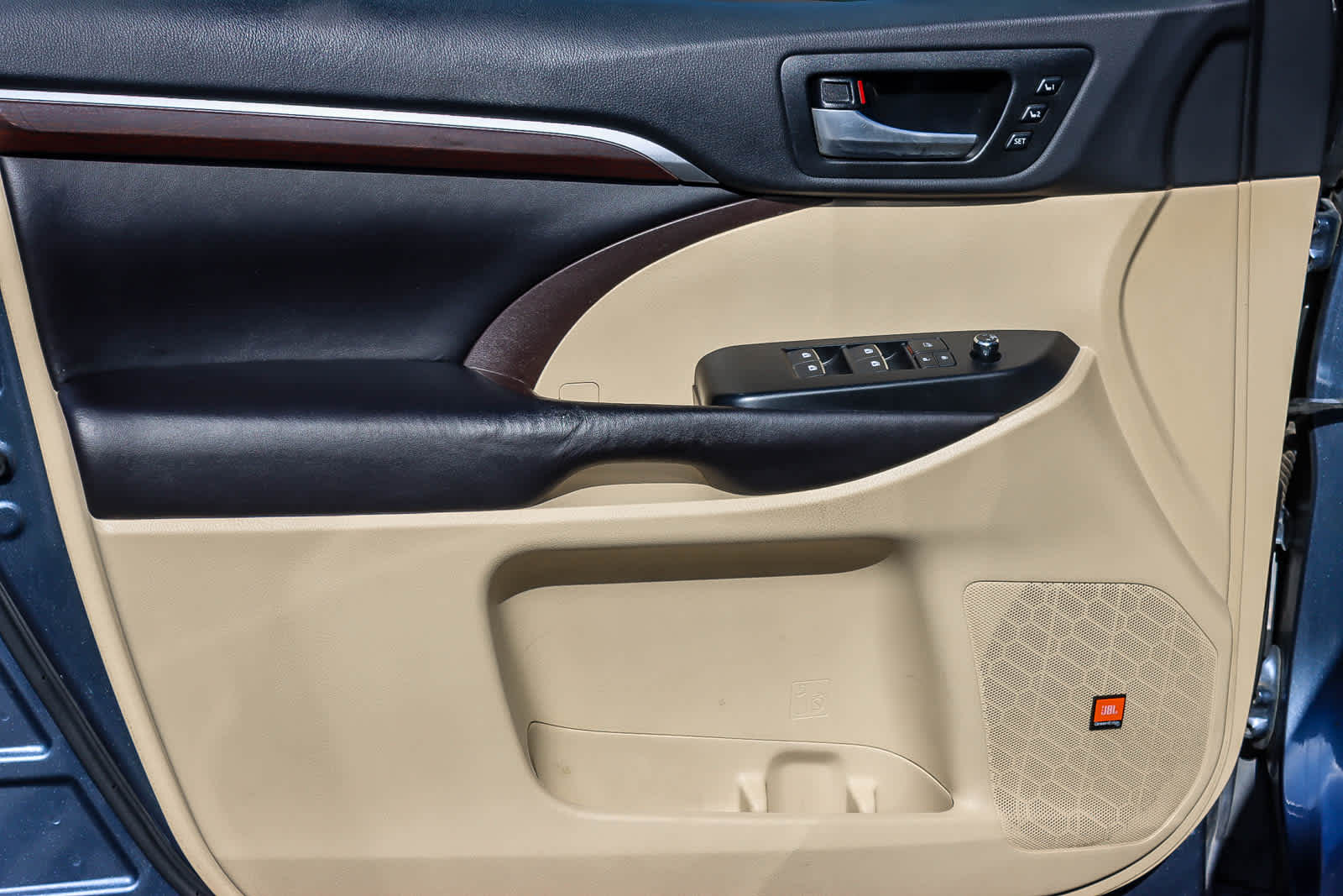 Thumbnail: 2016 Toyota Highlander - 21