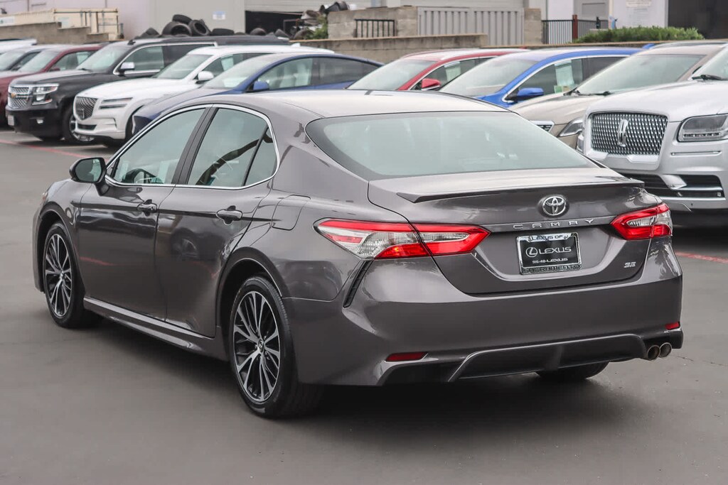 Used 2018 Toyota Camry SE Sedan