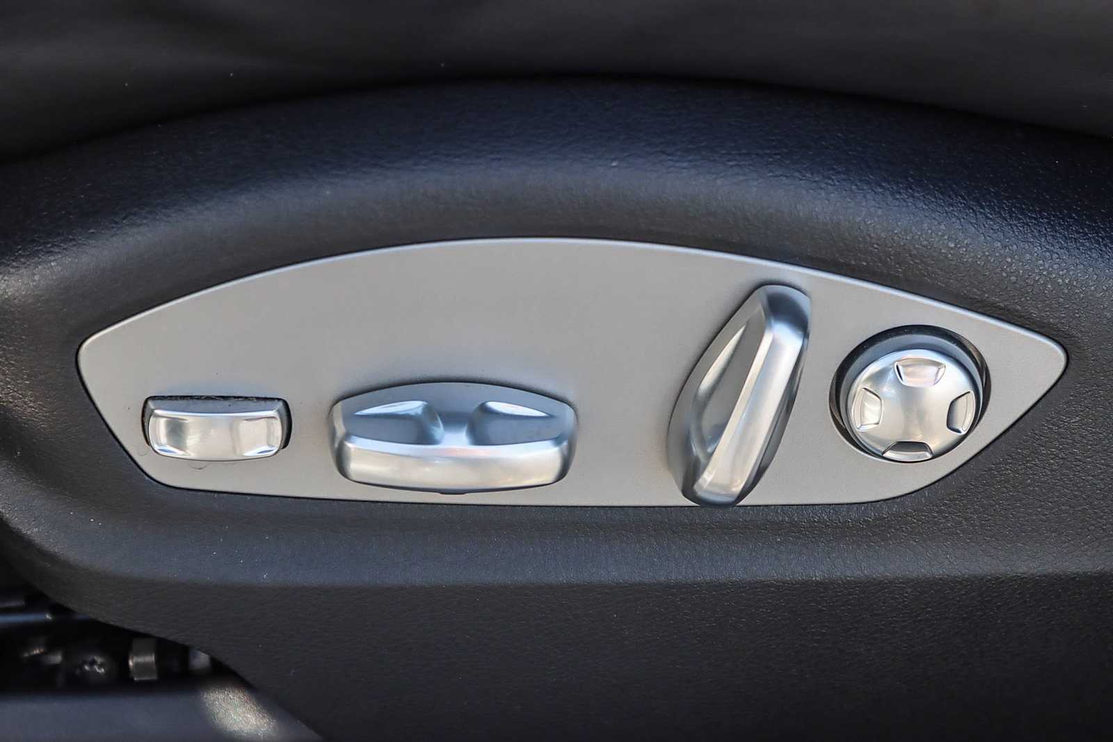 Thumbnail: 2018 Porsche Macan - 18