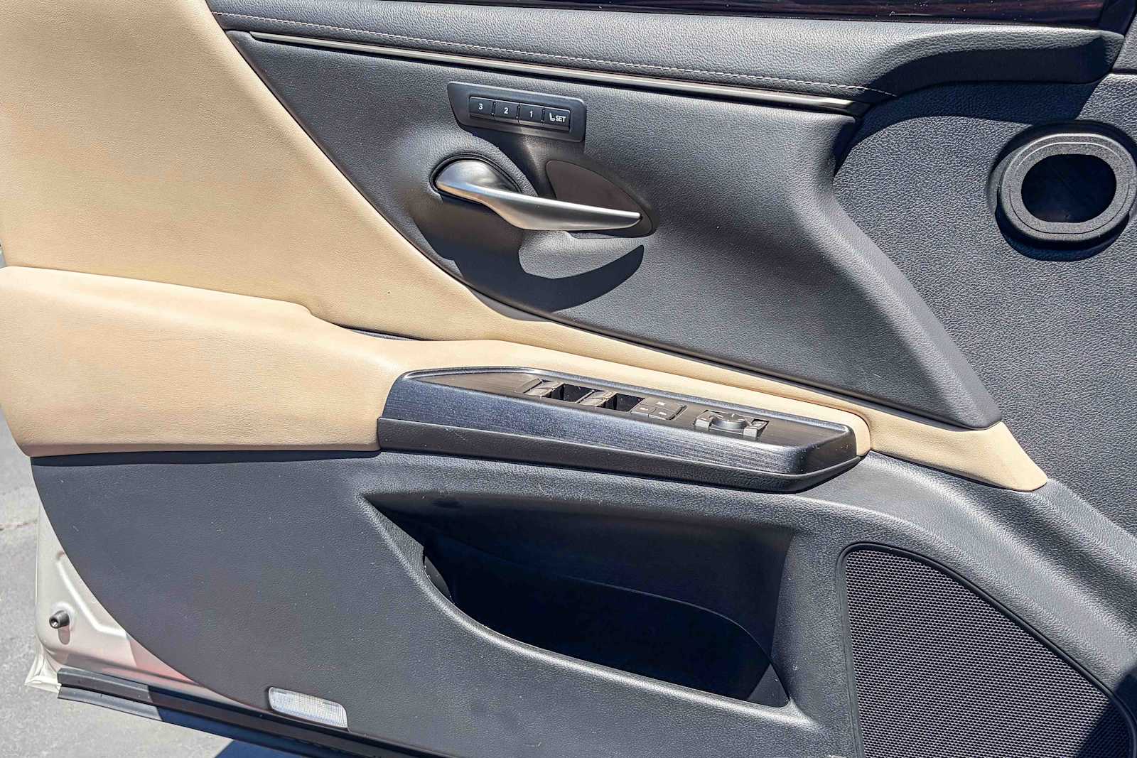 Thumbnail: 2021 Lexus ES - 19